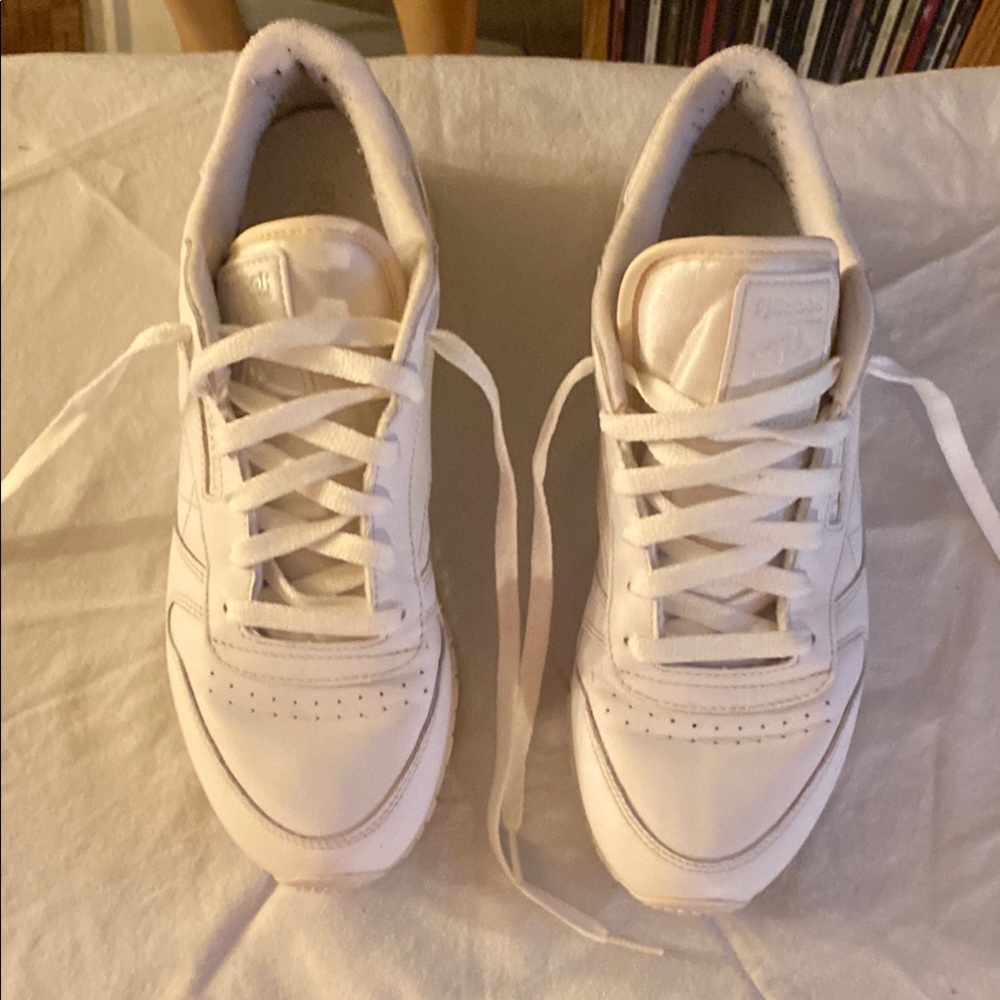 I’m Women’s sneakers Reebok white size 10 good condition